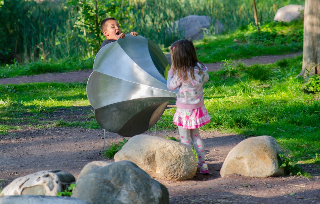 Barn leker i en park i Kalmar.