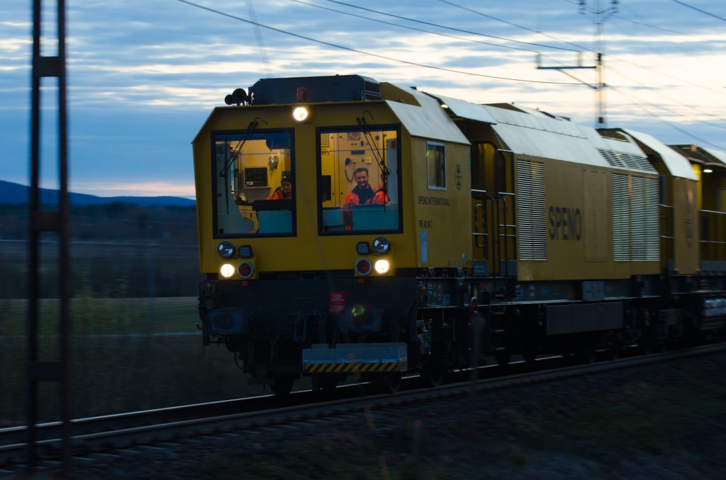 Järnvägsspår med tillhörande tåg i  Gamla Sävast. Lokförarna verkar ha det ganska mysigt på kvällarna när de glider omkring på banan...