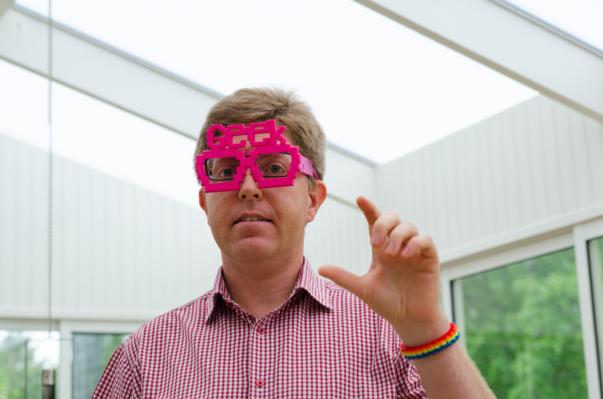 Peter Parnes visar ett par Geek Pride glasögon, lagom diskreta...
