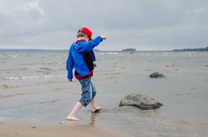 Simon leker på stranden på Lulnäsudden.