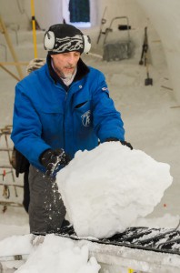 Det är många kubikmeter snö som ska ut. Här är det  Magnus Nilsson som sliter.
