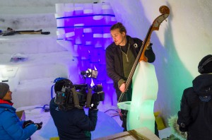 Under tiden det jobbades i igloon sprang det hela tiden folk som ville intervjua personer om Ice Music. Här är det ett tyskt tv-bolag på besök. Anton Backe demonstrerar snällt.