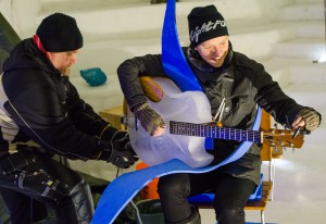Nu är premiären mycket nära och musikerna börjar provspela. Här testar Andreas Eriksson isgitarren. 