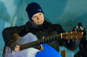 Andreas Eriksson spelar isgitarren. 
