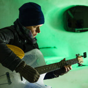 Andreas Eriksson spelar isgitarren. 