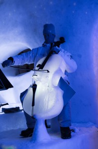 Mattias Sandlund på cello .