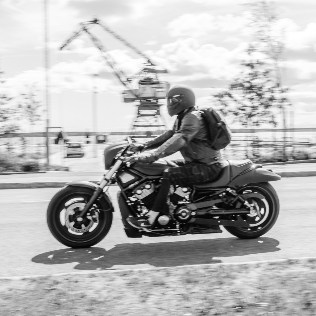 Jag försökte panorera snygga hojar. Denna Harley Davidson var en av de läckrare. Men svårt att hinna med att panorera när de kom så nära... Kranen i Luleå i bakgrunden.
