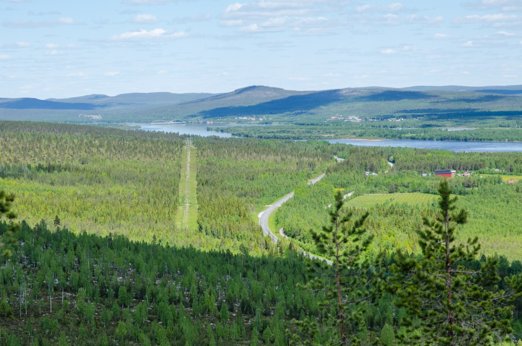 Vy från Luppioberget. Bron mellan Sverige och Finland i Övertorneå i fjärran.