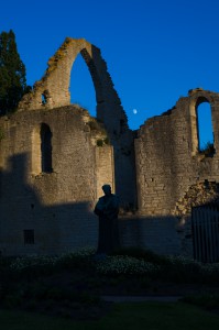 Visby. Fångade månen i en ruin...