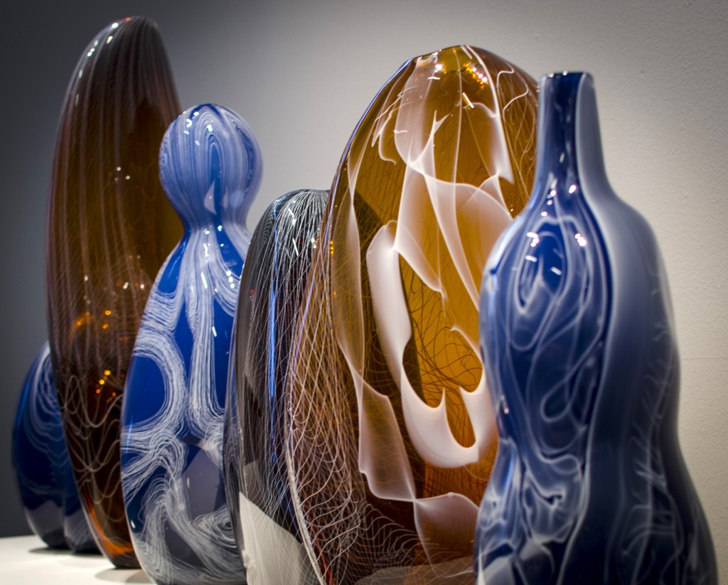 Med dessa glasskulpturer kändes det lite 60-tal. Skills hette utställningen.