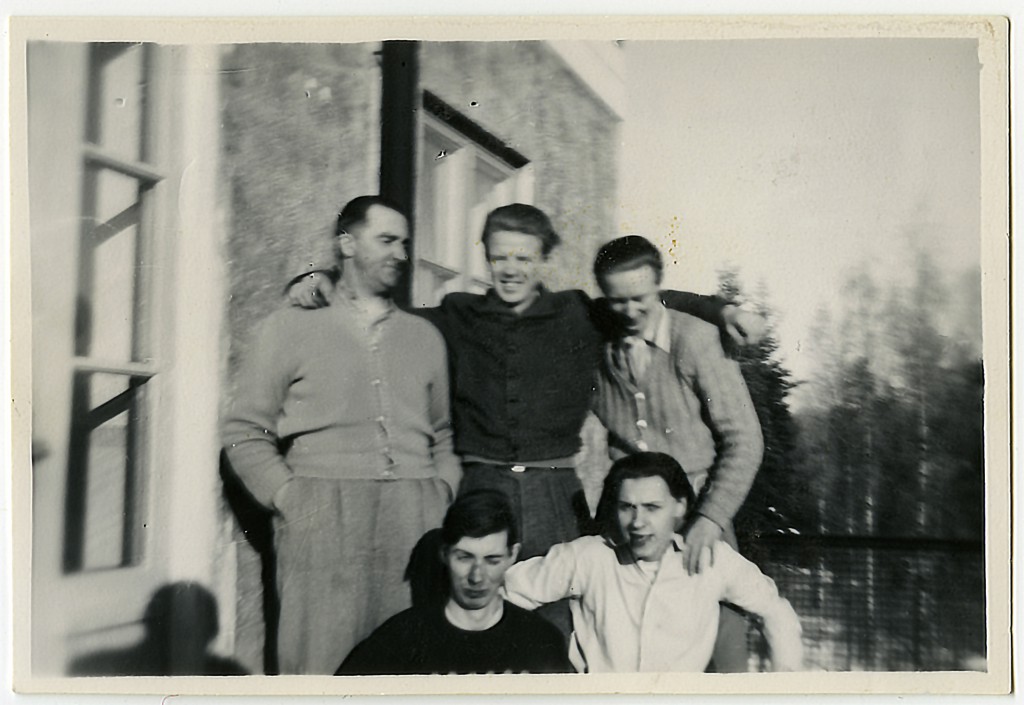 Lennart Haarala i mitten på en av balkongerna till Sanatoriet i Sandträsk.