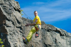 Oskar Norberg rensar berget på lösa stenar...