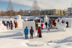 Bilder från invigningen av Bodens internationella snöskulpturfestival .