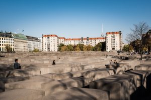 Holocaust denkmal Berlin, Monument över Europas mördade judar. Mäktigt på utsidan, fruktansvärt att besöka utställningen under hela området.