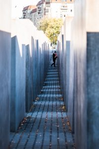 Holocaust denkmal Berlin, Monument över Europas mördade judar. Mäktigt på utsidan, fruktansvärt att besöka utställningen under hela området.