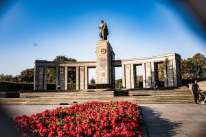 Ännu ett monument, nu Sowjetisches Ehrenmal Tiergarten i Berlin, till minne över dödsoffer ur Röda armén som stupade i kriget.