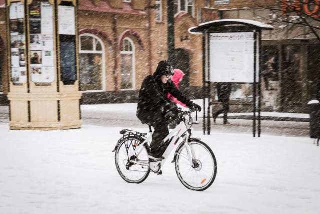 Cyklist i snö. Luleå.