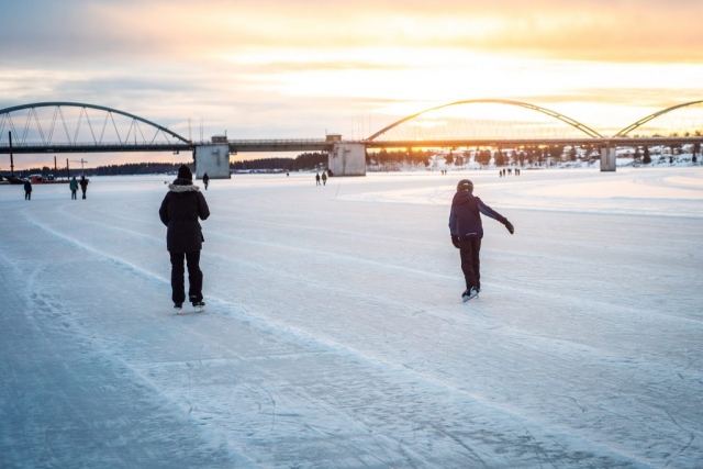 Promenad på isvägen i Luleå. Härligt ljus!