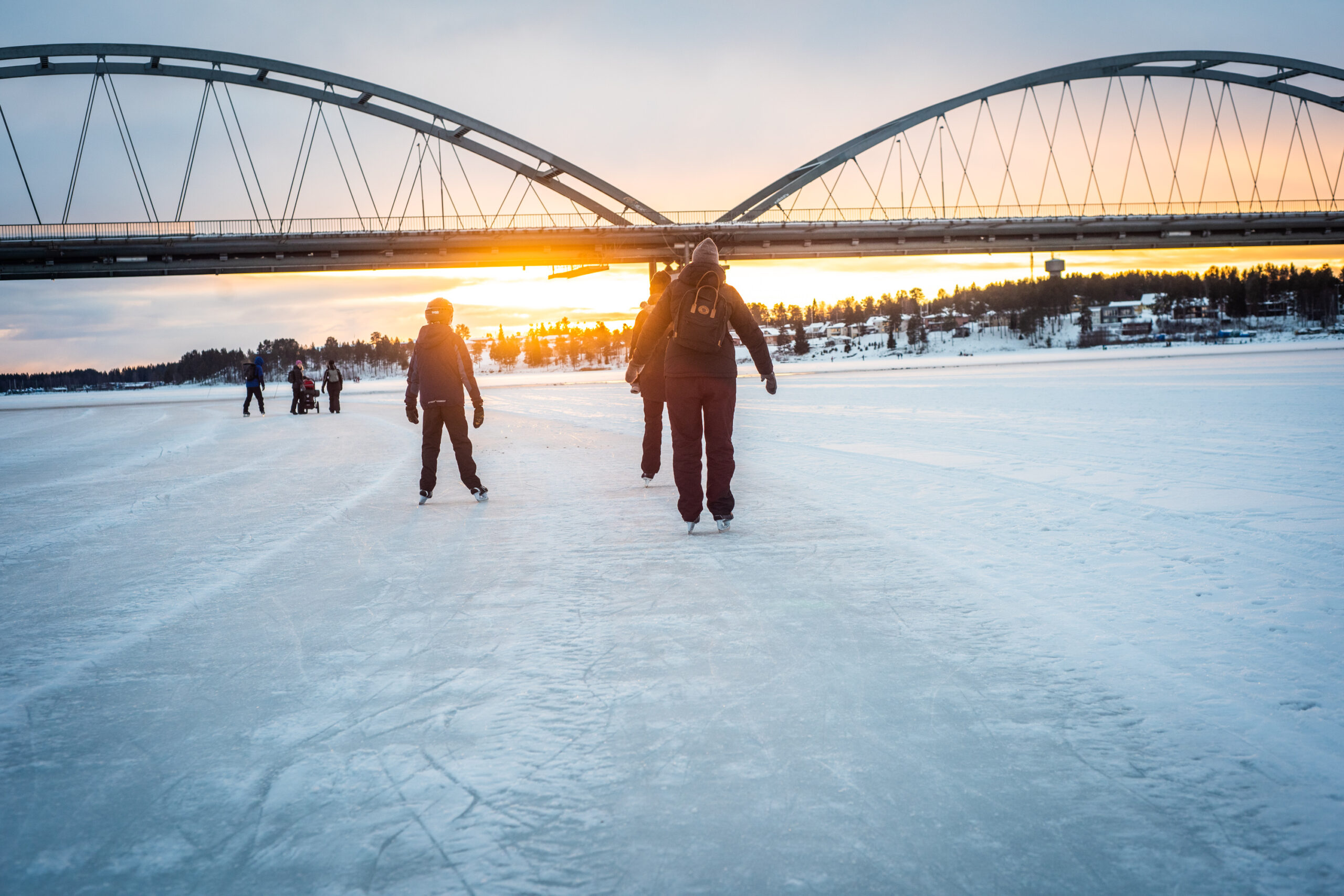 Promenad på isvägen i Luleå. Härligt ljus! Bergnäsbron i bakgrunden.