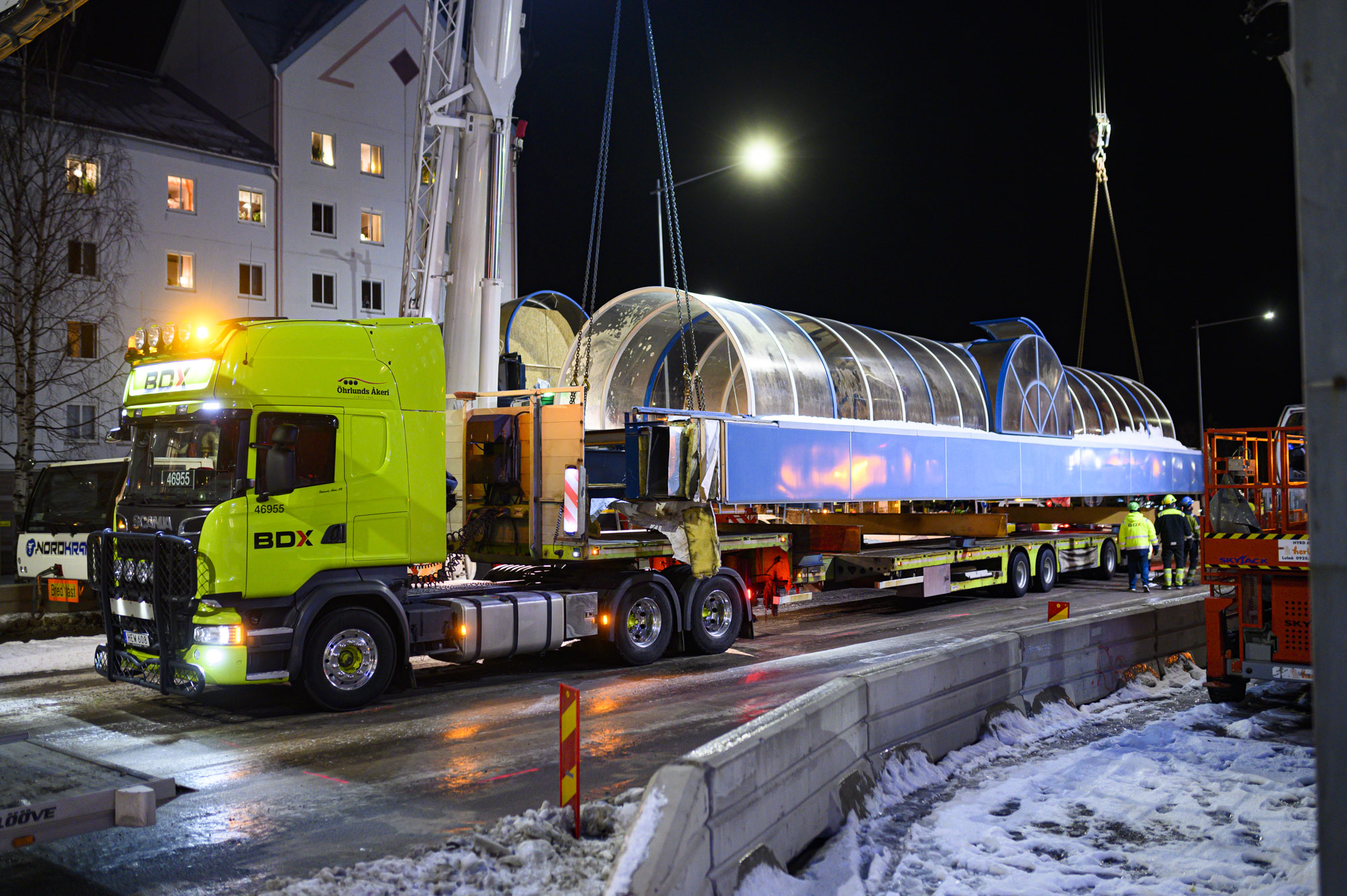 BDX transporterar bort gångtunneln över Sandviksgatan, även kallat helröret.