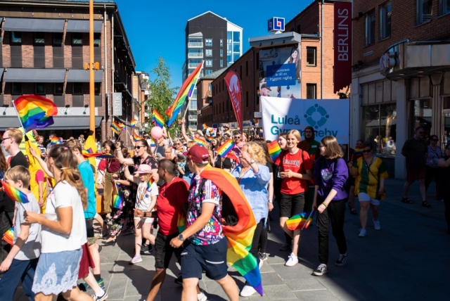 Så här mycket folk har nog aldrig skådats på Köpmantorget i Luleå! Luleå Pride 2019.
