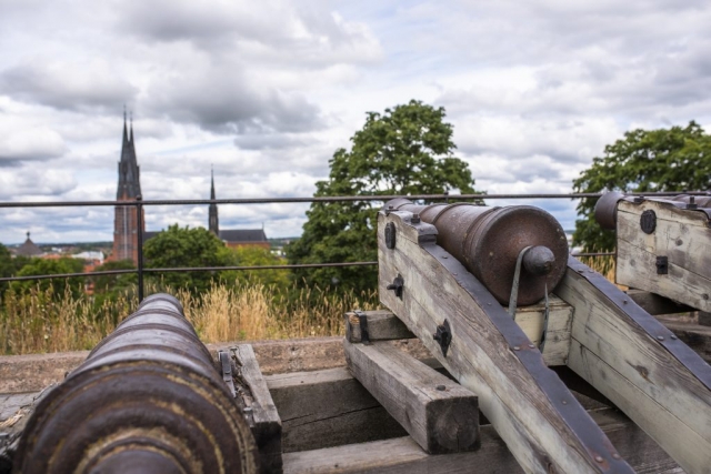 Kanonerna vid Uppsala slott pekar mot kyrkan, en slump?