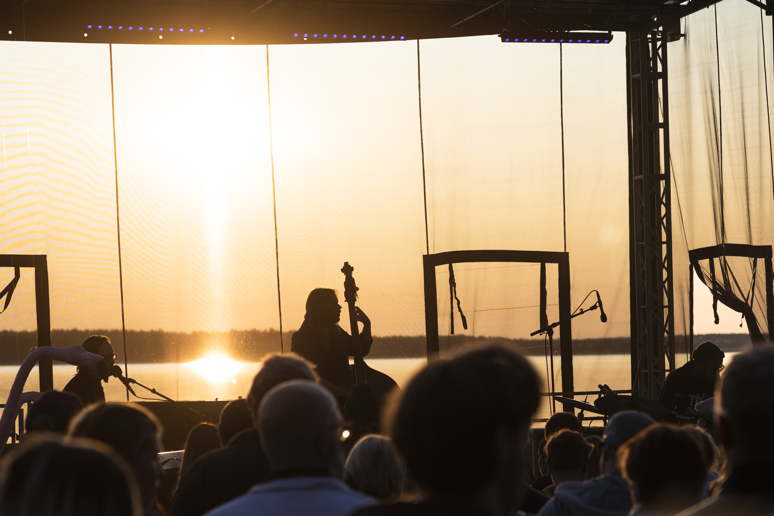 Franska Trion på Strandscenen i magisk solnedgång. Vilken backdrop!