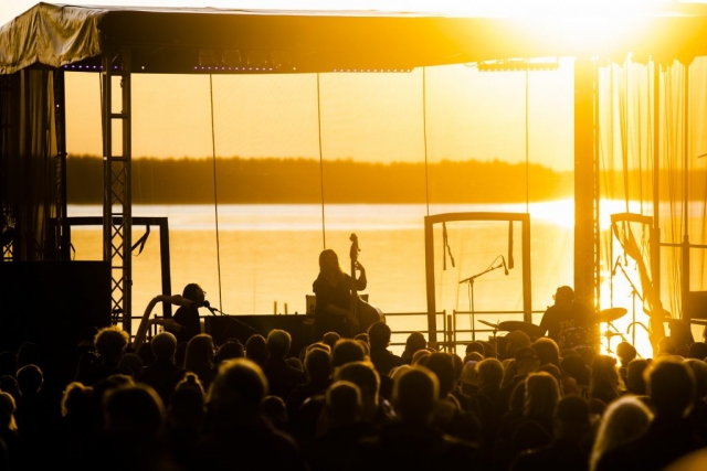Vackrare blir det inte! Franska Trion med en stor fet solnedgång i bakgrunden. Musikens Makt 2019.